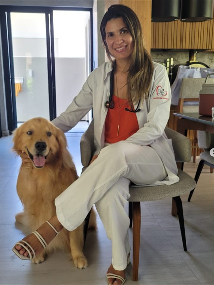 Dra. Marta Soares, médica-veterinária, em atendimento no consultório